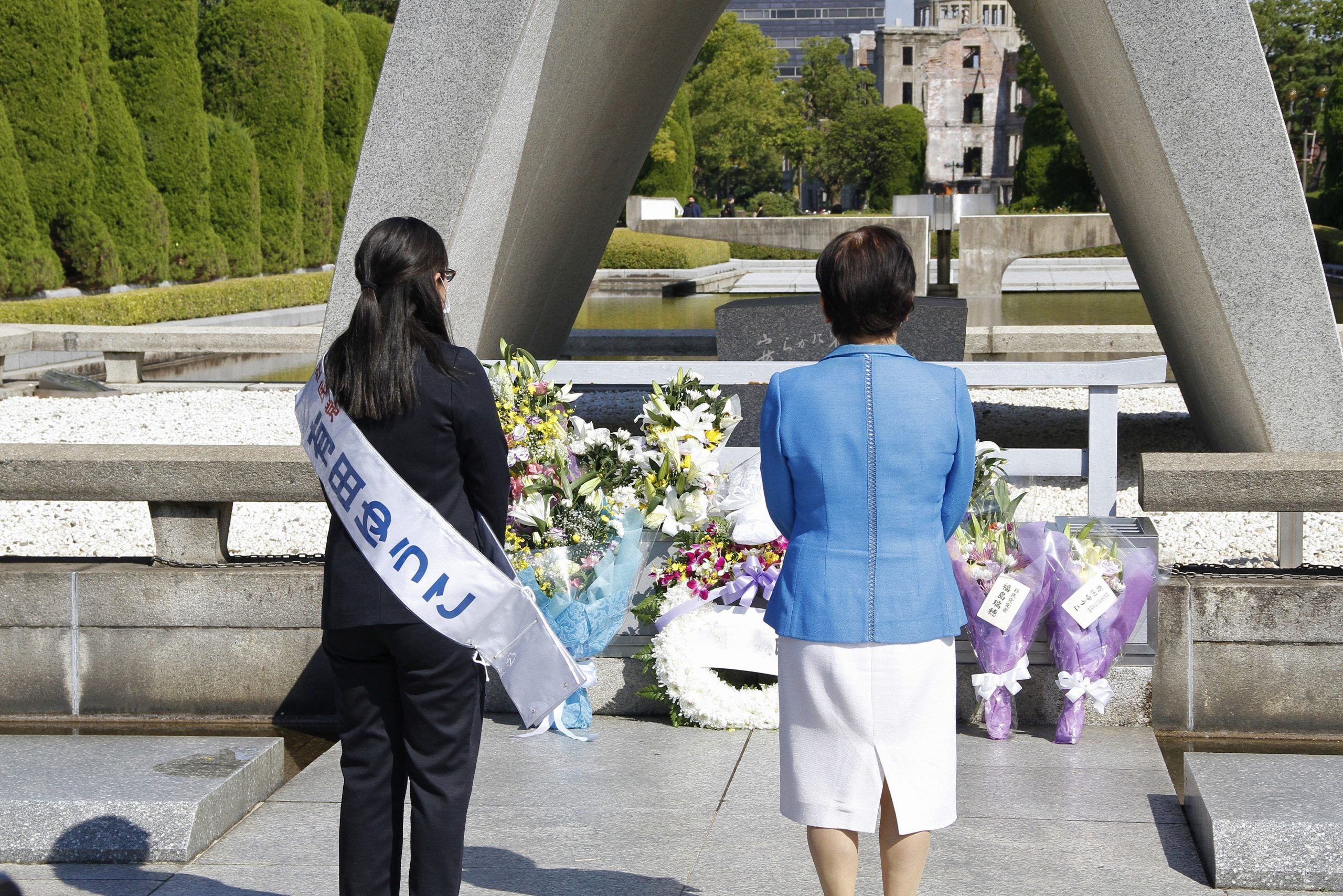 広島平和公園の慰霊碑に献花する福島党首と有田候補（10月19日）