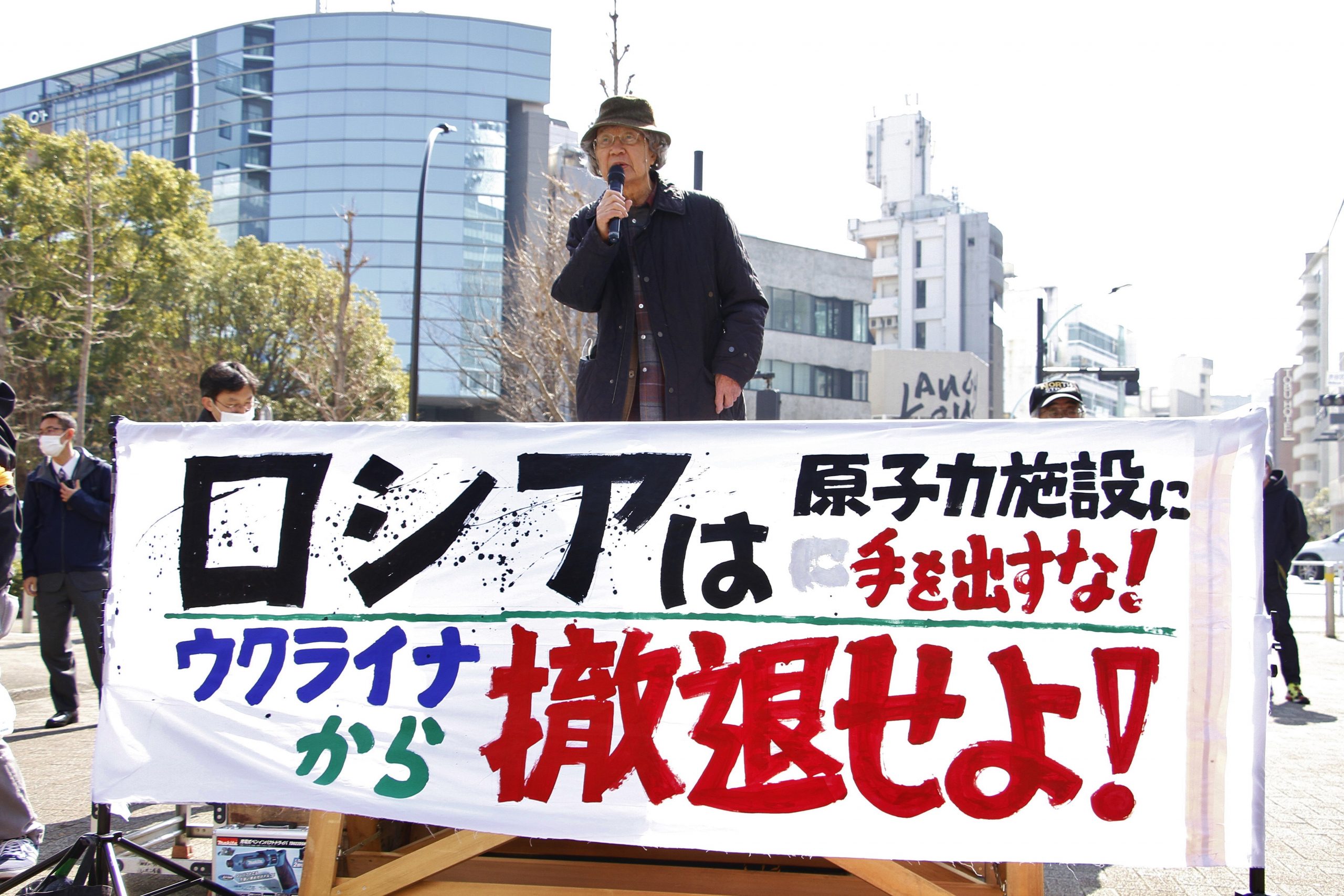 蒲田慧さんが「核兵器も原発も戦争もない社会を」と訴えた（5日、東京・代々木公園）。